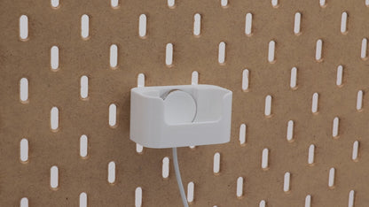 Soporte IKEA SKADIS para AirPods Pro de Apple con carga inalámbrica o espacio para cable